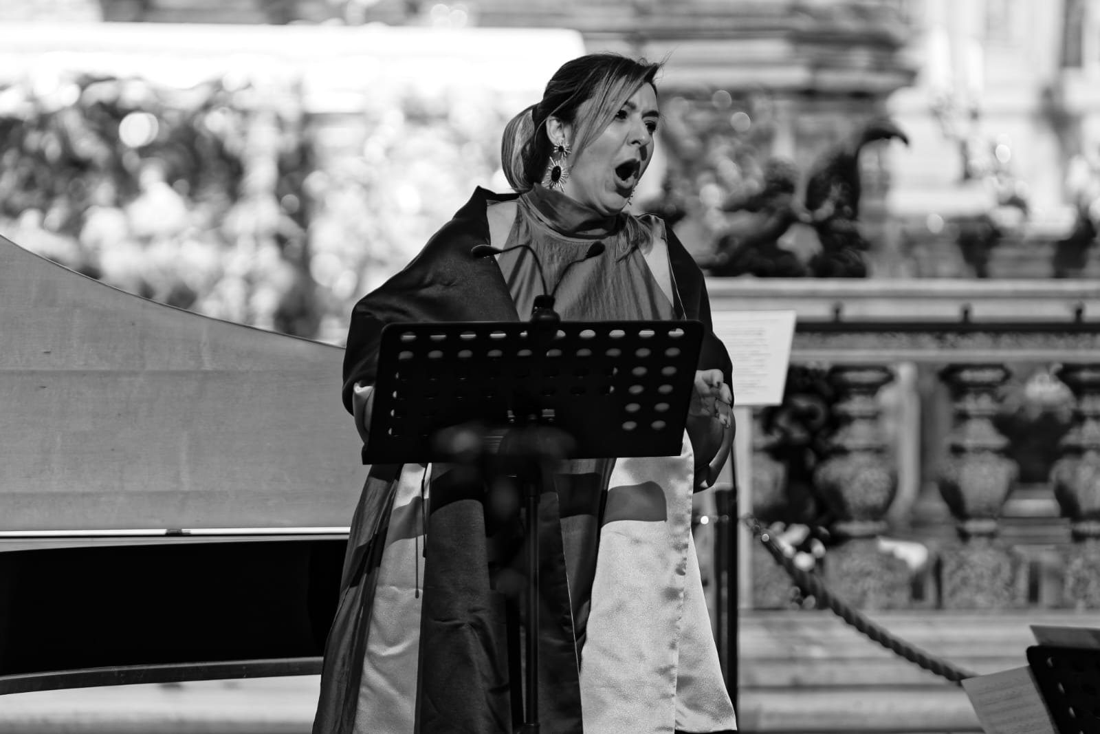 Paloma Chiner cantando en concierto