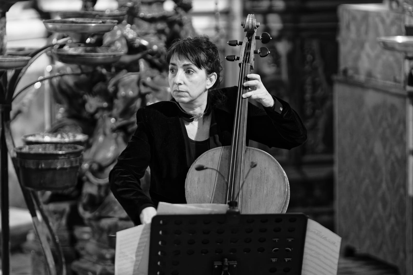 Julia Chiner, violonchelo barroco, durante el concierto