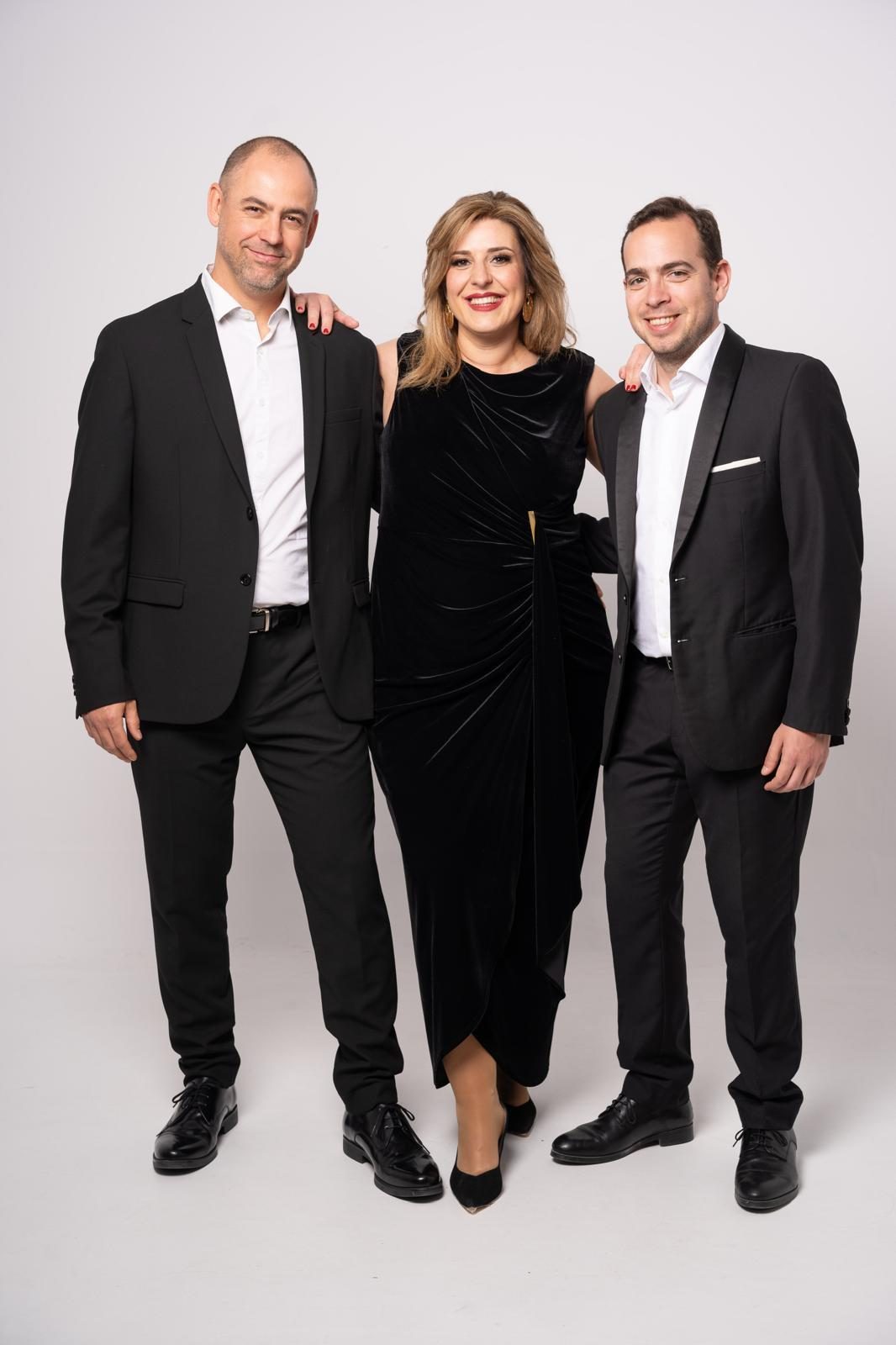 Los tres músicos del ensemble vestidos de negro